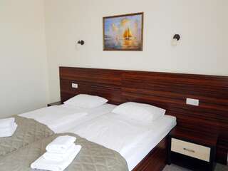 Гостиница Вилла Ева Судак Двухместный номер с 2 отдельными кроватями и балконом-4